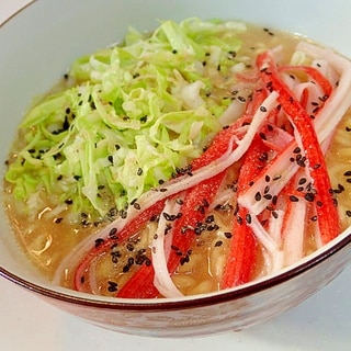 インスタントで　白菜とかにかまの豚骨ラーメン